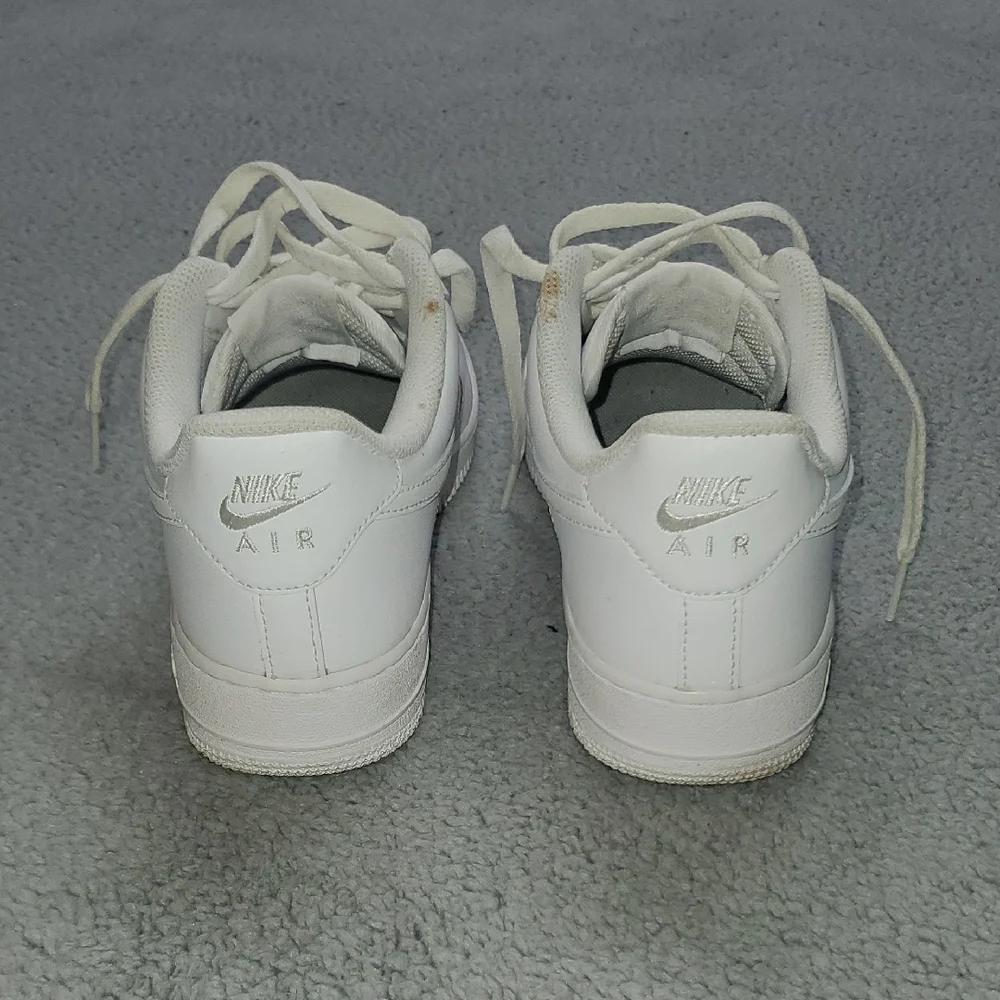 Nike Air Force 1 '07 'Triple White' Women's Size 7.5 DD8959-100 - Picture 5 of 9